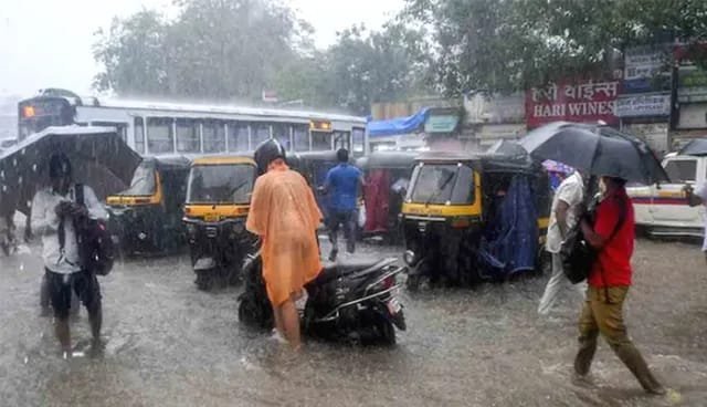 భారీ వర్షాలు.. పలు జిల్లాలకు రెడ్‌ అలర్ట్‌