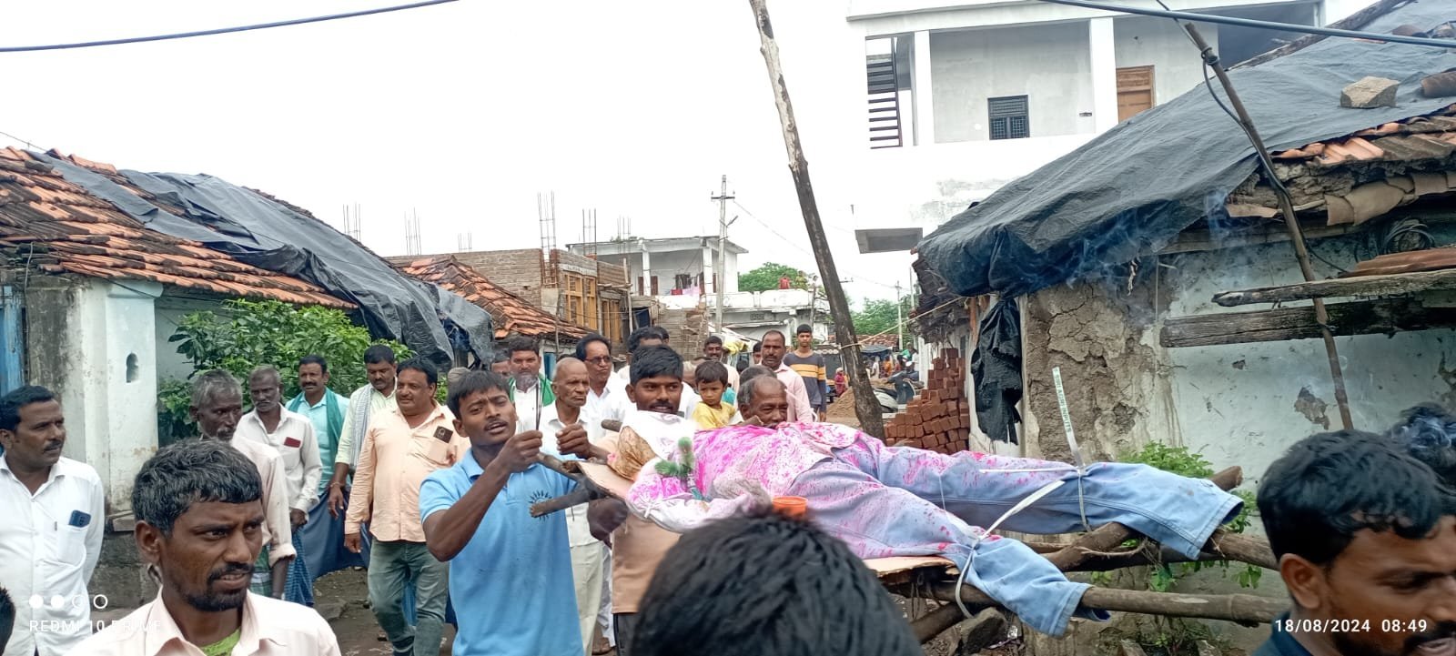 రేవంత్ రెడ్డి దిష్టి బొమ్మకు చావు డప్పుతో ఊరేగింపు<br>