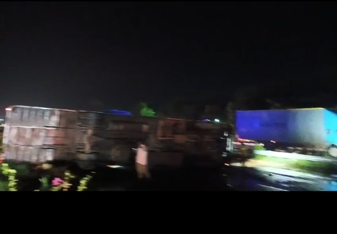మార్నింగ్ స్టార్ బస్సు బోల్తా.... తప్పిన పెను ప్రమాదం