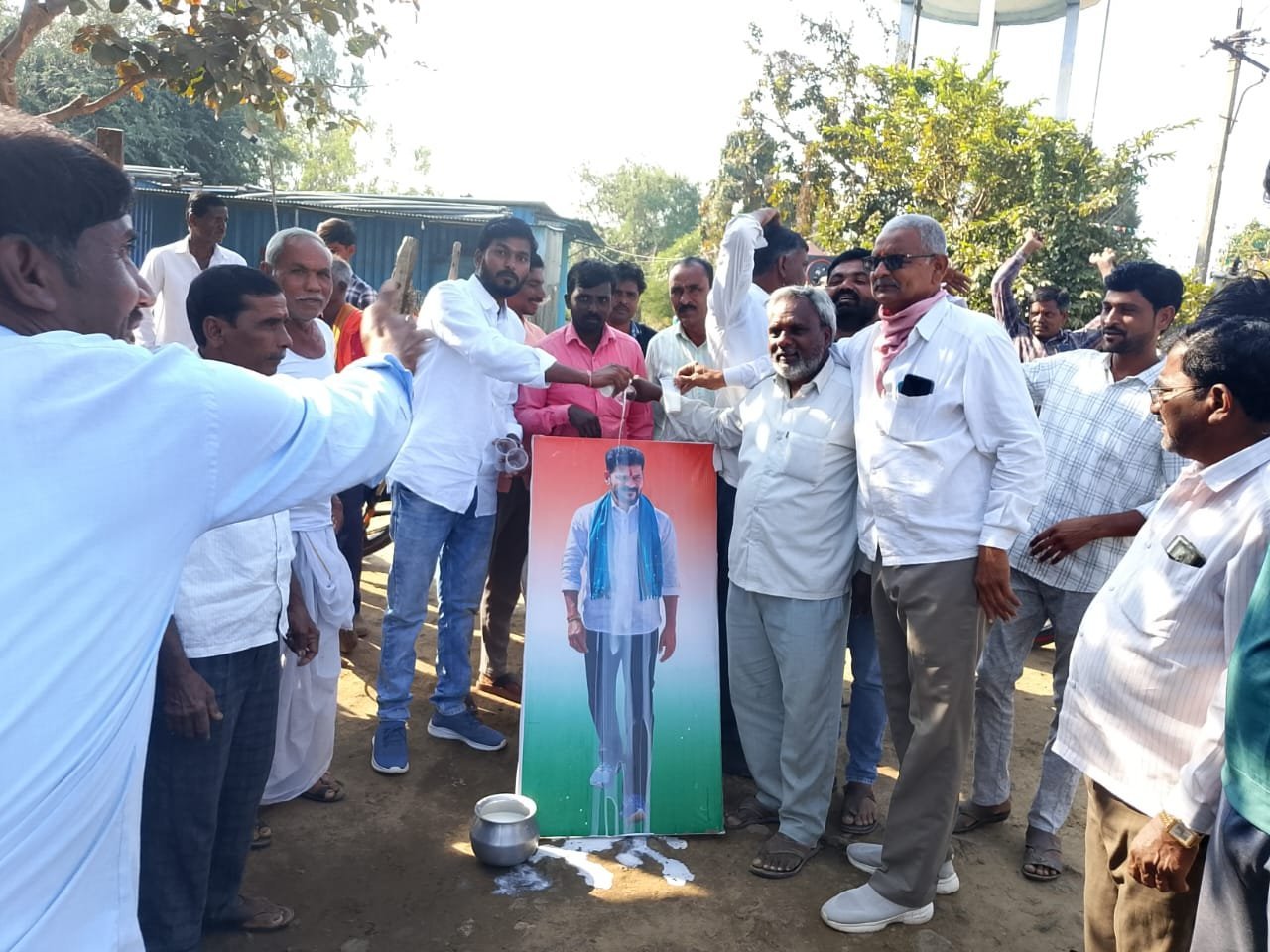 నవేగాంలో సీఎం రేవంత్ రెడ్డి చిత్ర పటానికి పాలాభిషేకం
