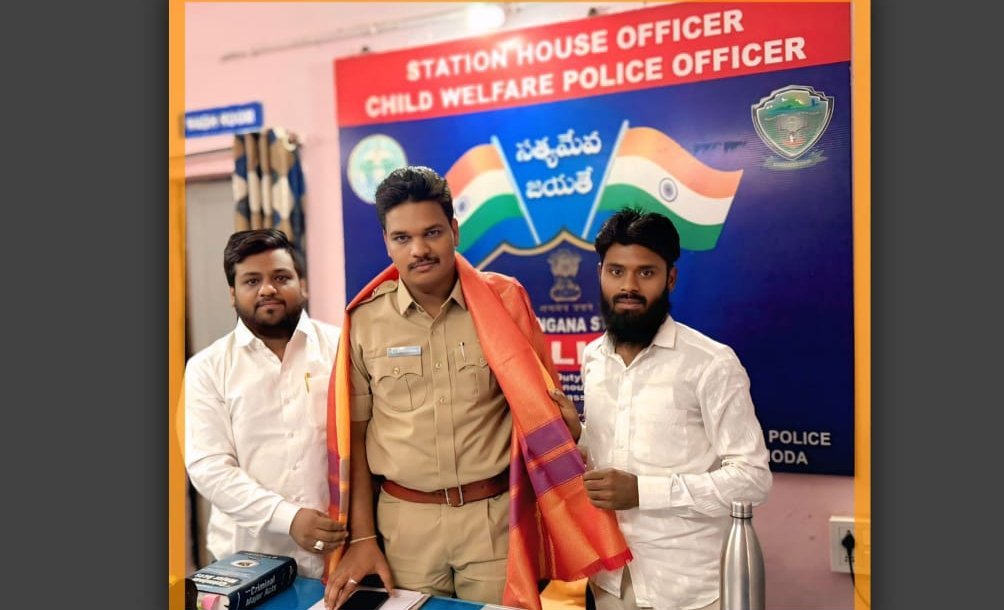 ఎస్సైను సన్మానించిన సామాజిక కార్యకర్తలు