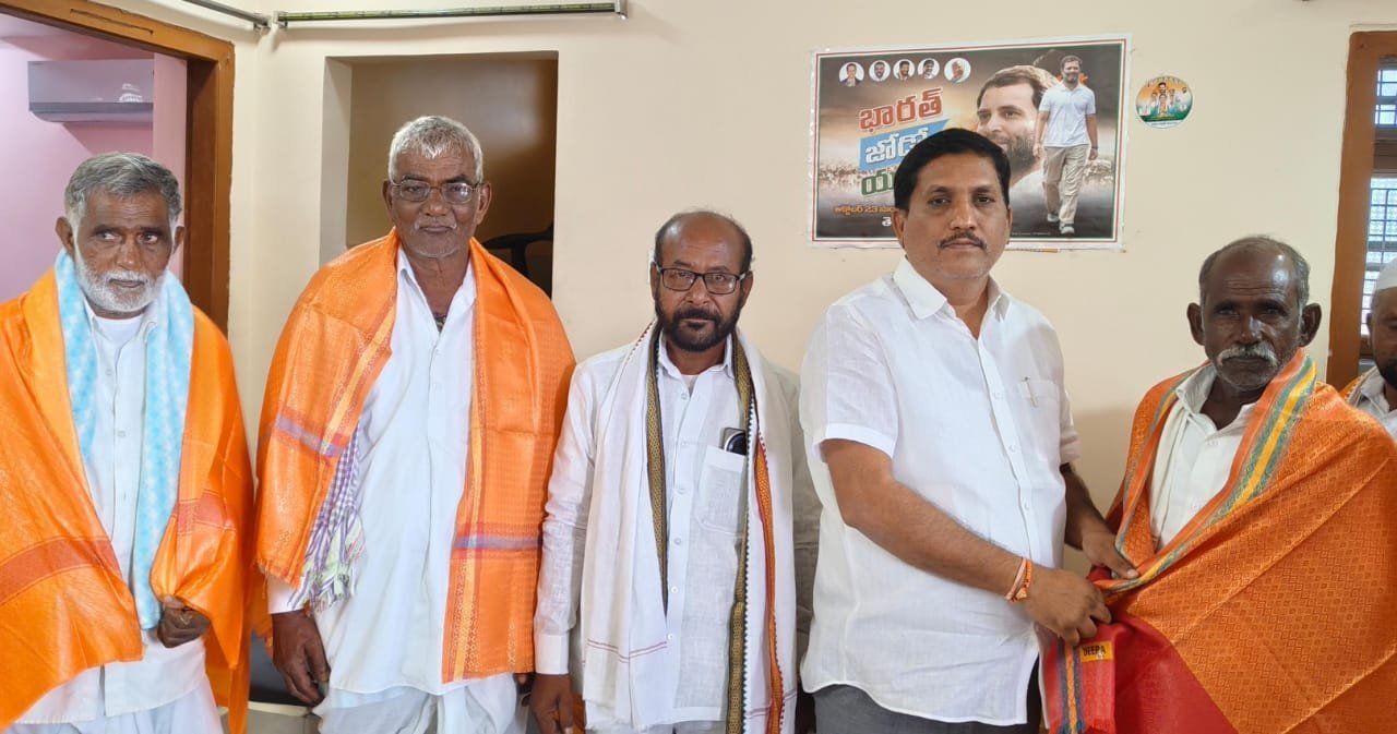 ఆడే గజేందర్ ని మర్యాద పూర్వకంగా కలిసిన కుమారి గ్రామ యాదవ సంఘ సభ్యులు