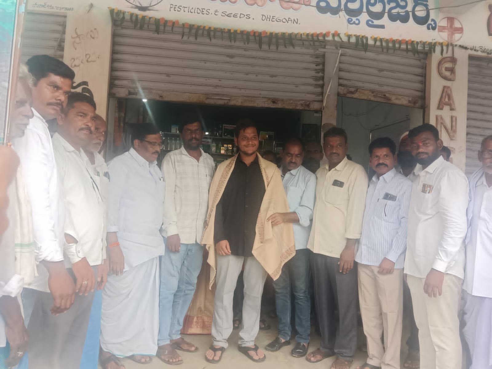 గ్రూప్ 1ఫలితాలలో ఉత్తీర్ణులైన శ్రీనివాస్ ను ఘనంగా సన్మానించిన జిల్లా గ్రంథాలయ ఛైర్మెన్ మల్లెపూల నర్సయ్య,