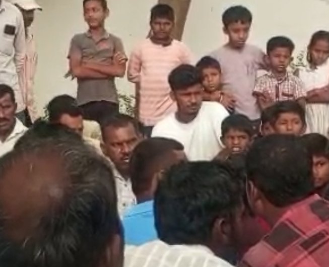 పొన్న ప్రభుత్వ పాఠశాల ఉపాధ్యాయుడి తీరు పై గ్రామస్తుల ఆగ్రహం ... పంచాయతీ పెట్టిన వైనం