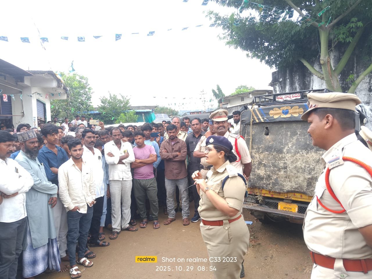 గుండాలలో కమ్యూనిటీ కాంటాక్ట్ ఆపరేషన్ – 36 బైక్‌లు, 6 ఆటోలు, 2 ట్రాక్టర్లు స్వాధీనం
