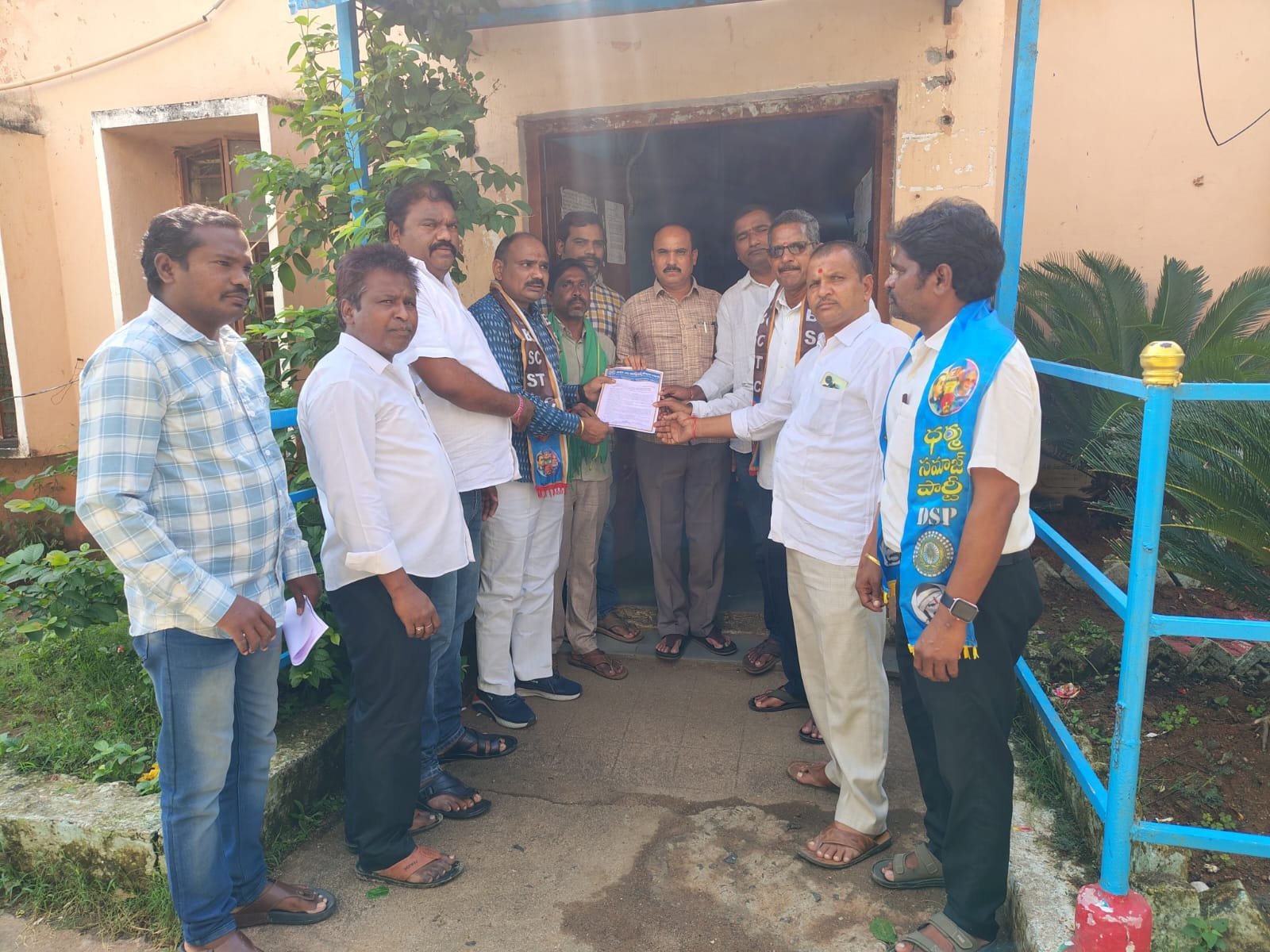 బీసీలకు 42% రిజర్వేషన్ ఇచ్చోడ తహసీల్దార్ కు వినతిపత్రం