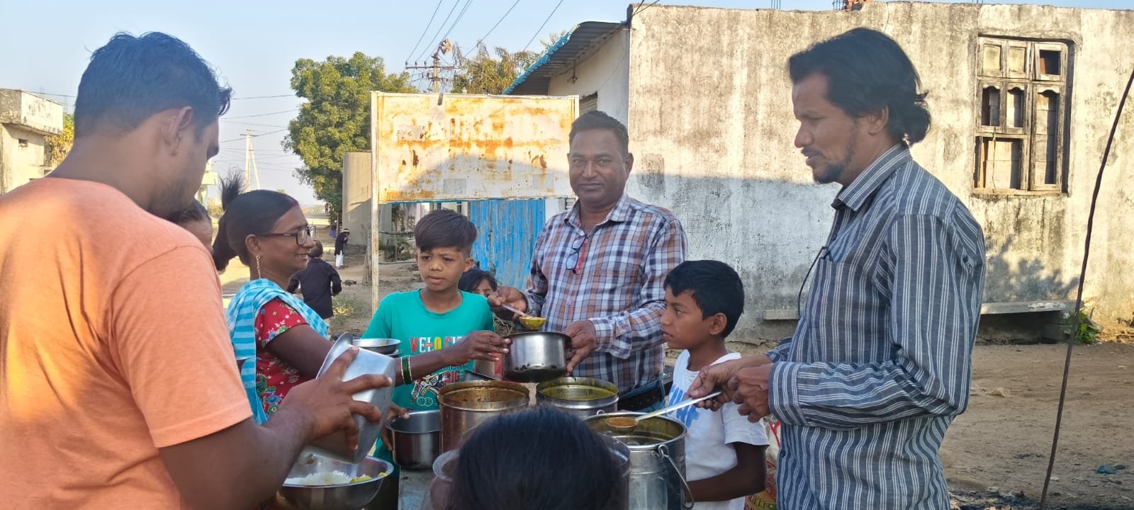 కె ఆర్ కే కాలనీలో అన్నదానం చేసిన హార్టెక్, ఆరోగ్య జ్యోతి స్వచ్ఛంద సంస్థలు...