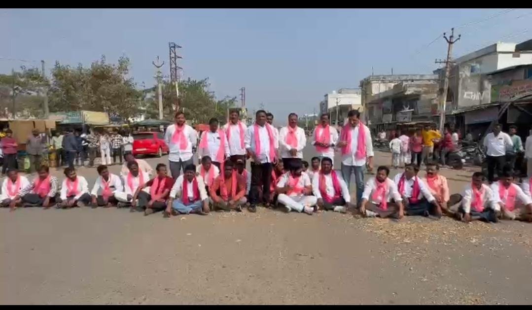 ఇచ్చోడాలో బీఆర్ఎస్ రాస్తారోకో – కేసీఆర్‌పై రాజకీయ వేధింపులు ఆపాలని డిమాండ్
