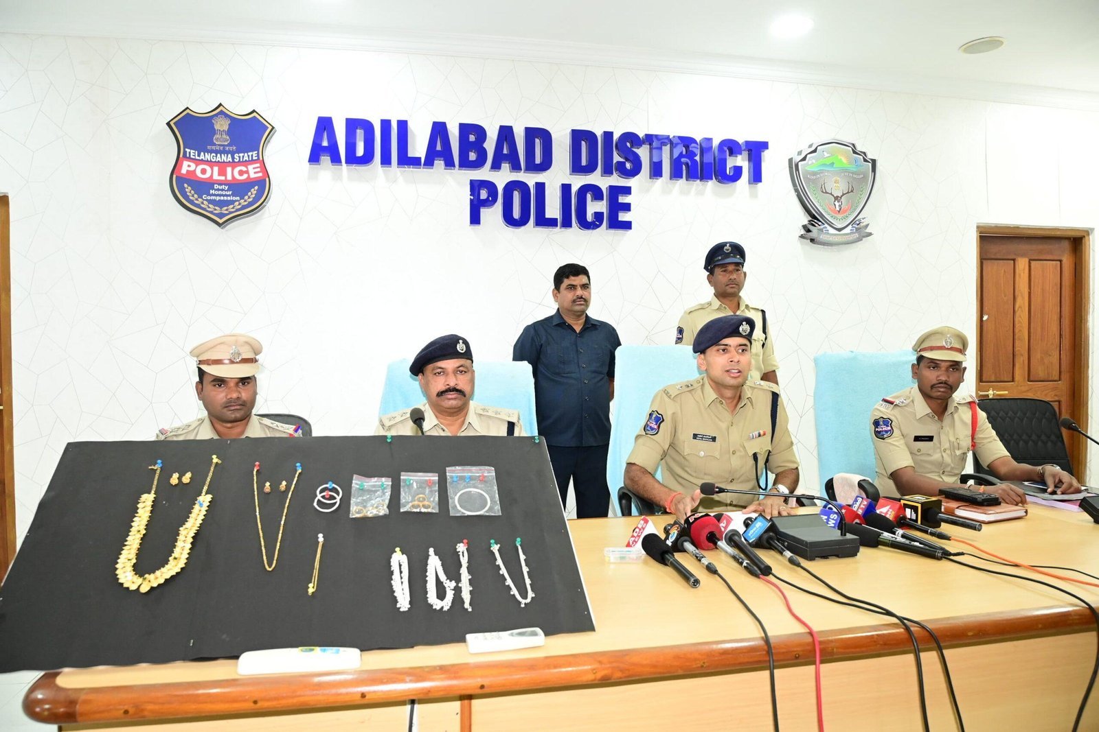 ఉట్నూర్‌లో వరుస దొంగతనాలకు పాల్పడుతున్న గజదొంగ అరెస్ట్: 11.4 తులాల బంగారం స్వాధీనం