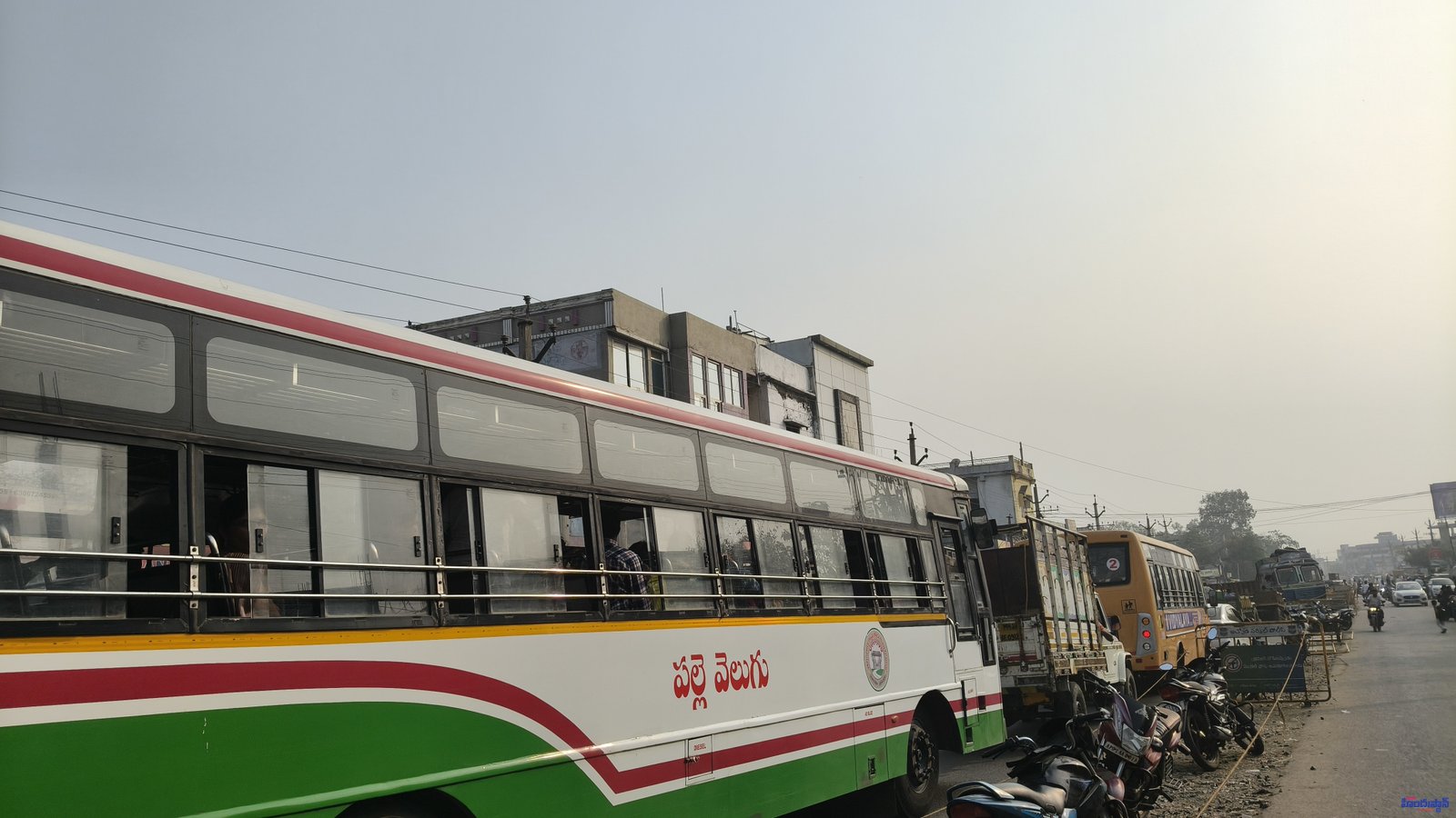 కిరాణా షాపు కోసం లోడ్ తో వచ్చిన లారితో ట్రాఫిక్... పరేషాన్ అవుతున్న జనం ...